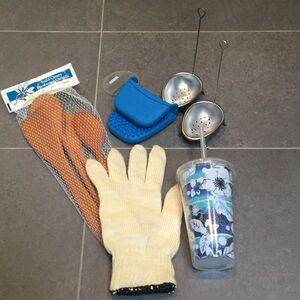 Kitchen bundle: oven glove, mixing spoons, etc.
